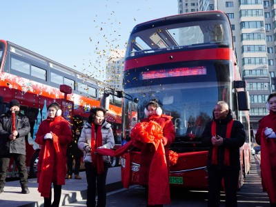 哈爾濱新名片！安凱大紅雙巴炫酷啟航，冰城觀光再添新風(fēng)采