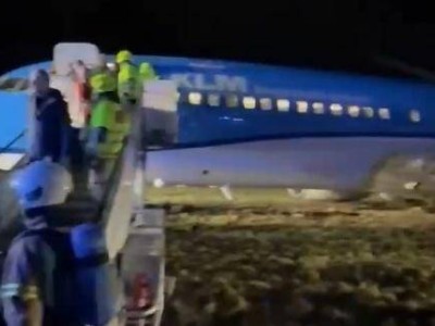 荷蘭航波音737客機(jī)故障降落，偏離跑道滑入草地，182人安危如何？